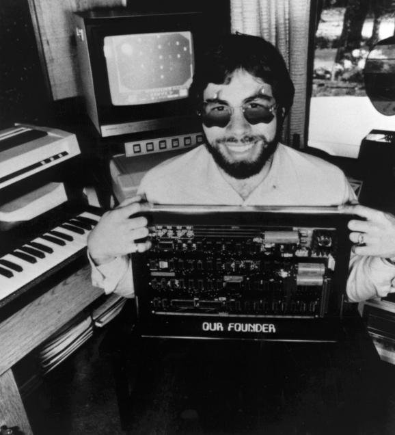  Hồi trẻ, Wozniak cũng thử chế tạo bom giả. 