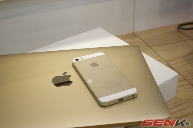 MacBook 12 inch đọ dáng cùng chiếc iPhone 5S - đúng là một đôi trời sinh