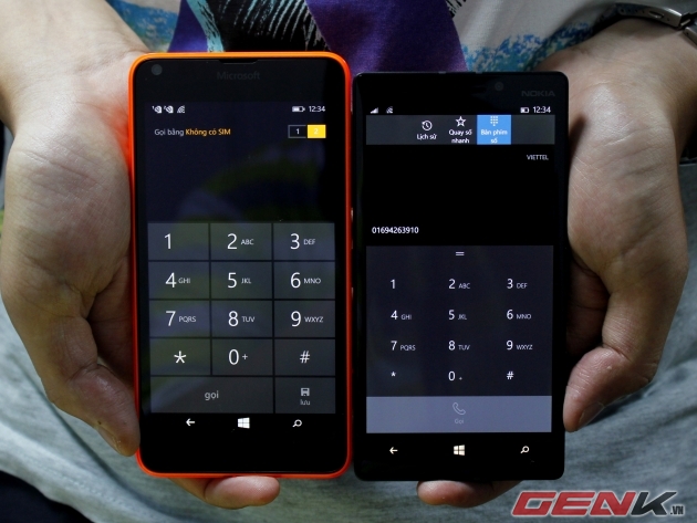 - Windows Phone 8: bàn phím cuộc gọi không thông minh, không gợi ý - Windows 10: bàn phím gợi ý, thông minh, giao diện bàn phím thực chất là 1 layout đè lên lịch sử cuộc gọi, có thể kéo xuống để xem lịch sử cuộc gọi, giao diện panorama dạng vuốt được chuyển thành giao diện dạng tab, truy cập bằng phím bấm