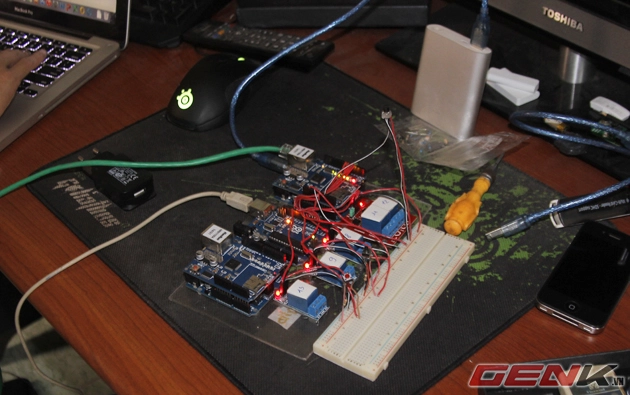 Những kit Arduino, trái tim của hệ thống nhà thông minh do Tú chế tạo.