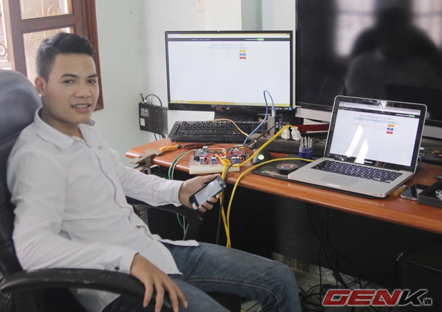 Nguyễn Quý Tú bên thiết bị Smarthome tự tạo của mình.