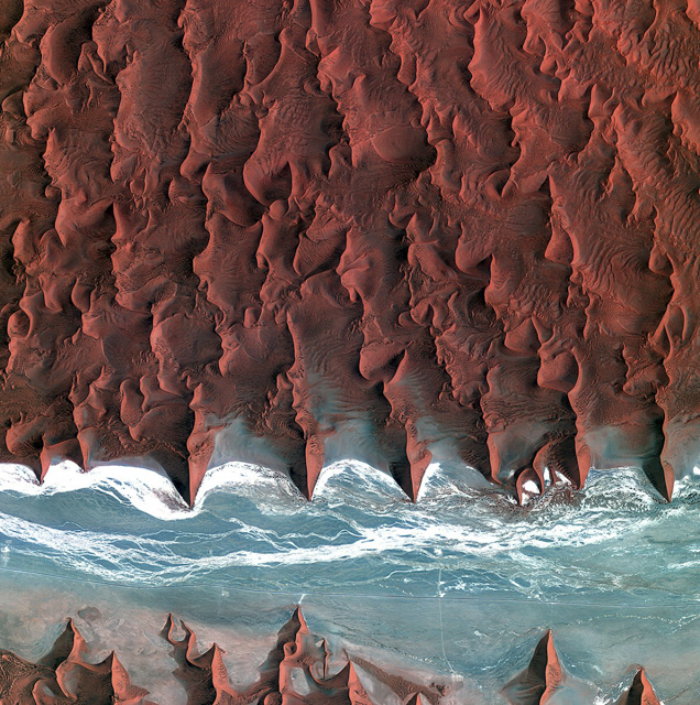 Cồn cát sa mạc Namib, chụp bởi vệ tinh Kompstat-2 của Hàn Quốc. Các khu vực màu xanh và trắng là phần lòng sông bị khô cạn của sông Tsauchab.