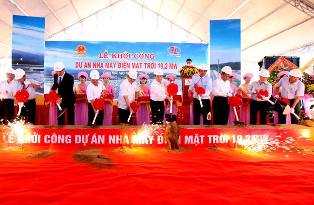  Khởi công xây dựng nhà máy điện mặt trời đầu tiên tại Việt Nam. 