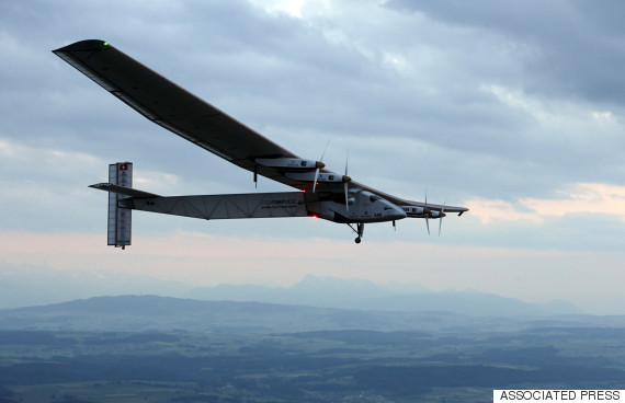 Solar Impulse 2: chiếc máy bay hoạt động bằng năng lượng mặt trời.