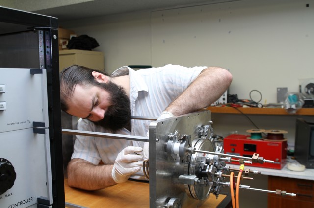  Patrick Neumann và mẫu động cơ của anh trong phòng thí nghiệm 