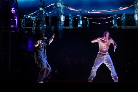 Snoop Dogg đứng trên sân khấu biểu diễn cùng cố ca sĩ Tupac Shaku thông qua công nghệ Hologram