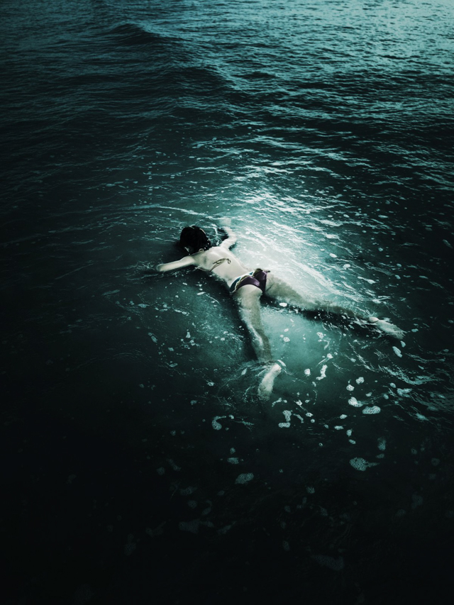 Monica Coteriano đến từ Bồ Đào Nha chụp cảnh cô gái đang bởi giữa biển.