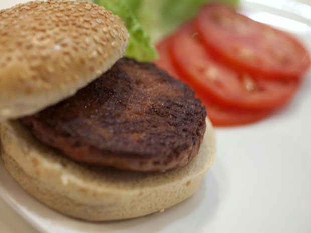 Chiếc bánh Burger giá hơn 6 tỉ đồng với miếng thịt bò nhân tạo bên trong. 