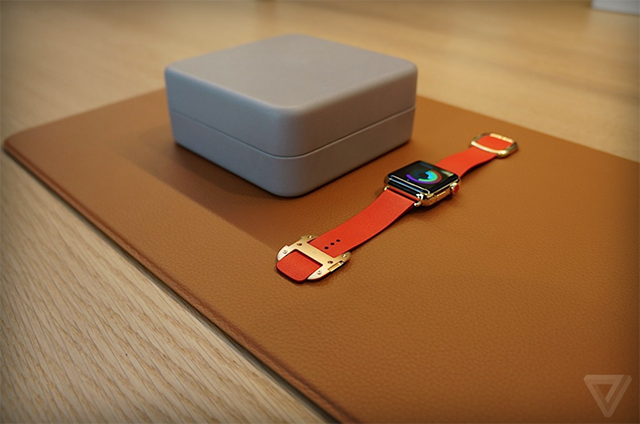 Apple Watch Edition được đặt trong chiếc hộp da màu xám