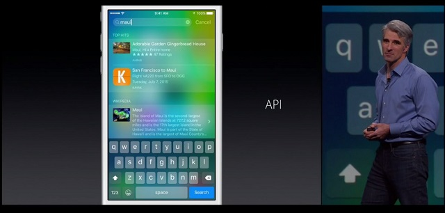 Craig Federighi, phó chủ tịch chuyên trách mảng phần mềm của Apple, đang giới thiệu cách mà công cụ Spotlight truy xuất kết quả từ các phần mềm từ hãng thứ 3.