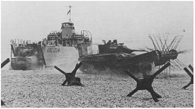  Chiếc Sherman Crab với xích sắt và trục quay đang rà phá mìn trên bãi biển Normandy, theo sau là chiếc xe tăng Churchill 