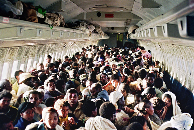 Hơn 1000 người đã chen chúc nhau trong chiếc máy bay vận tải thông thường.