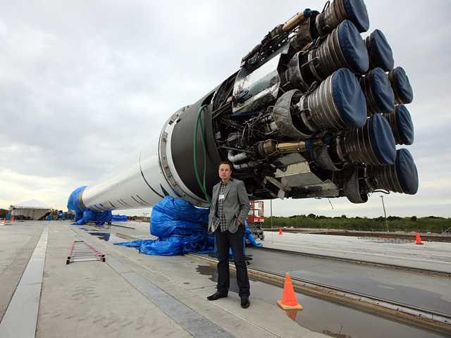 Elon Musk bên cạnh một tàu vũ trụ do SpaceX sản xuất.