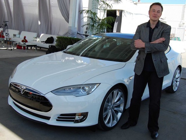 CEO Tesla - Elon Musk và chiếc xe điện của hãng.