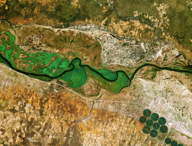 Sông Okavango chảy từ Angola tới Botswana. Nơi đây đánh dấu biên giới lãnh thổ giữa Namibia và Angola.