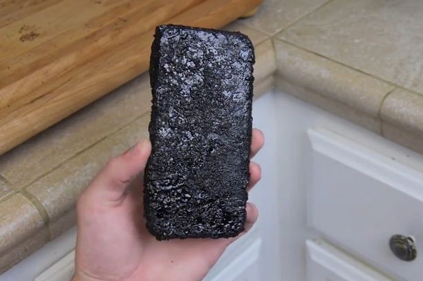 iPhone 6 đen như than sau màn hành hạ.