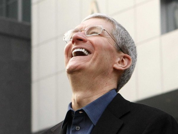 Nụ cười hạnh phúc của Apple CEO Tim Cook khi đứng trước cửa hàng China Mobile tại Bắc Kinh