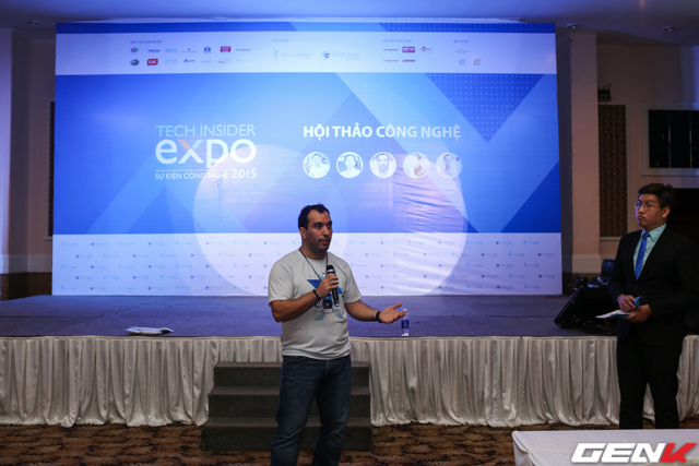 &Ocirc;ng Chris Shayan, Gi&aacute;m đốc C&ocirc;ng nghệ th&ocirc;ng tin VietnamWorks đang thuyết tr&igrave;nh trong buổi hội thảo.