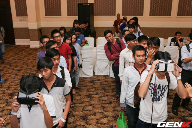 Trải nghiệm tại gian h&agrave;ng k&iacute;nh thực tế ảo Horus.