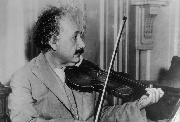  Thiên tài Albert Einstein luôn có chiếc đàn violin bên mình để tiêu khiển. 