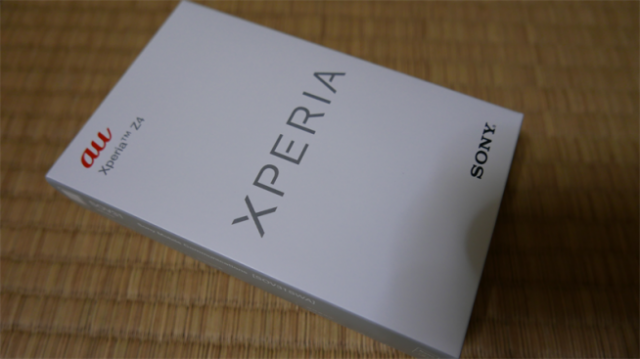Vỏ hộp nổi bật với logo Xperia cùng logo nhà phân phối au KDDI.