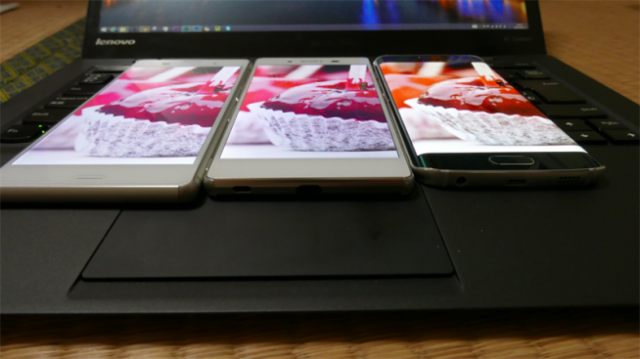 So sánh về tông màu hiển thị trên Xperia Z3 (bên trái ngoài cùng), Xperia Z4 (ở giữa) và Galaxy S6 Edge.