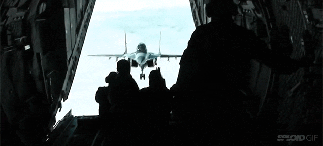 Khoảnh khắc MiG-29 tiếp tận máy bay đổ bộ.