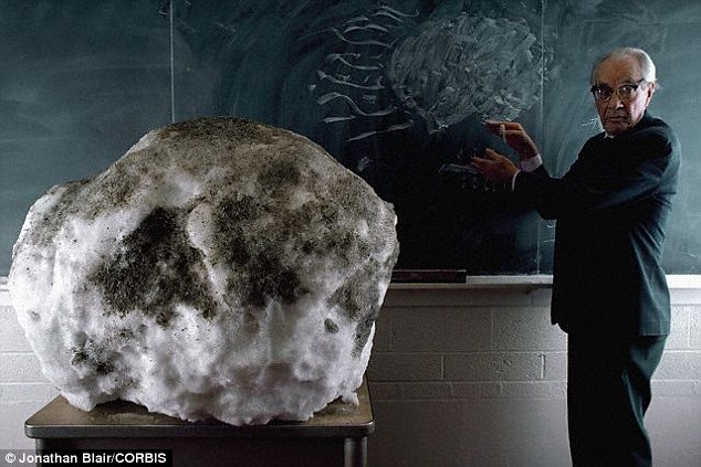 Giáo sư Fred Whipple sử dụng một mô hình minh họa cấu tạo và hình dáng của sao chổi trong học tập