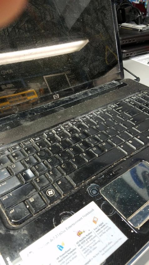 Chiếc máy tính này dính bụi bẩn như đã 1000 năm không có người dùng đến vậy 