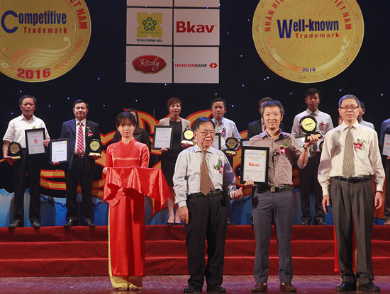 Ông Lê Thanh Nam, Phó chủ tịch phụ trách thị trường toàn cầu của Bkav tại lễ trao chứng nhận Nhãn hiệu nổi tiếng Việt Nam năm 2016. 