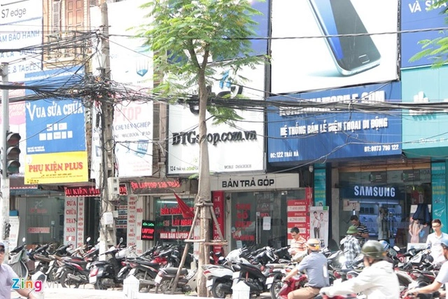  Các cửa hàng trên những tuyến phố bán di động Thái Hà vẫn nhộn nhịp khách mua. 