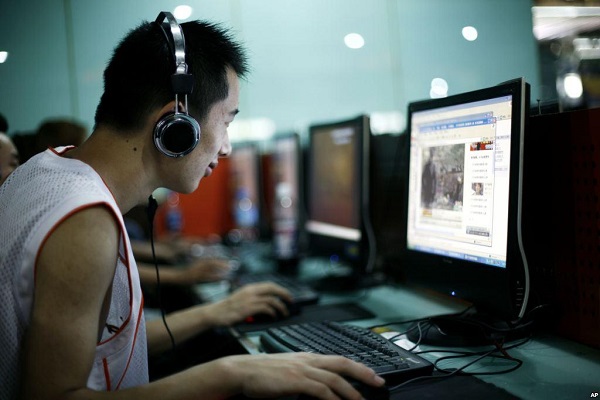  Thời gian người dùng Việt Nam lên mạng nhiều gấp 4 lần thời xem tivi truyền thống. Ảnh Internet. 