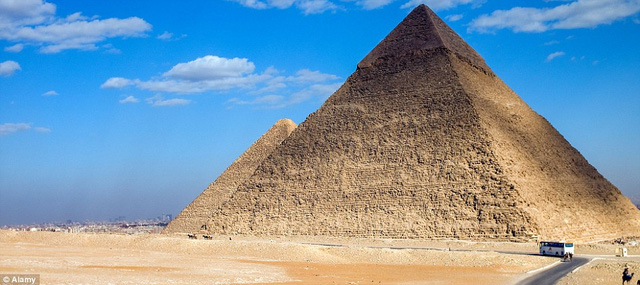  Kim tự tháp Giza, một trong 7 quỳ quan của Thế giới Cổ đại. 