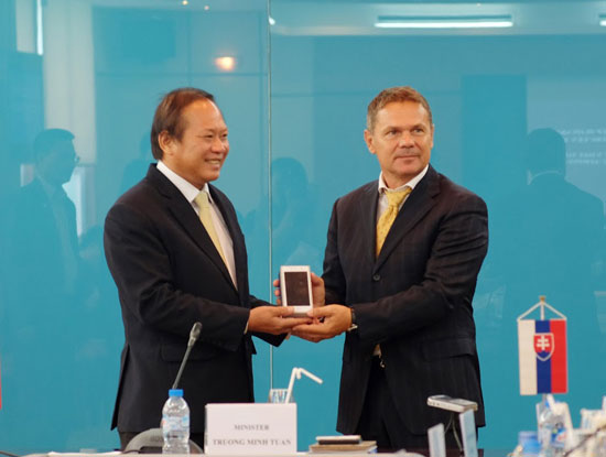  Bộ trưởng Trương Minh Tuấn tặng đại diện đoàn doanh nghiệp Slovakia chiếc smartphone do VNPT sản xuất. 