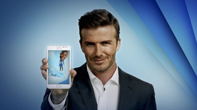  Ngôi sao bóng đá David Beckham có vẻ rất khoái chí với Samsung Galaxy Note 