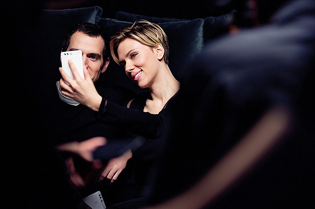  Huawei không ngần ngại vung tiền thuê Scarlett Johansson và Henry Cavill để quảng cáo cho smartphone flagship P9 