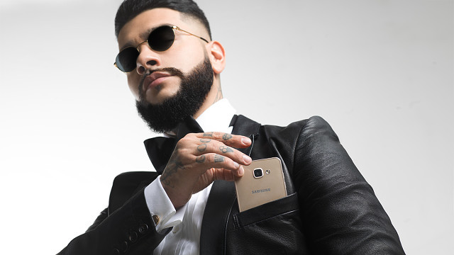  Rapper Nga Timati tham gia chiến dịch quảng cáo cho điện thoại thông minh Samsung, cụ thể là dòng Galaxy A 