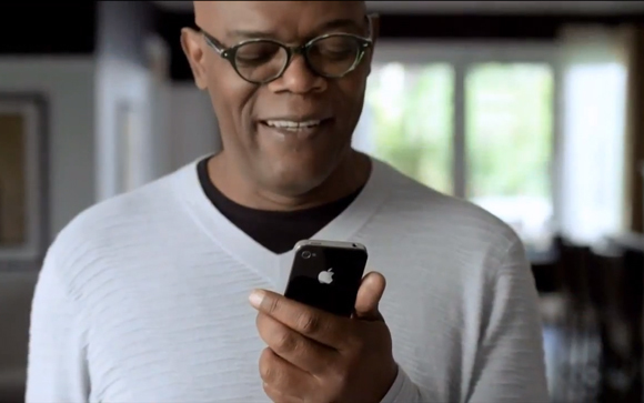  Trong clip quảng cáo iPhone này, nam diễn viên Samuel Jackson đang tìm cách đối thoại với trợ lý ảo Siri của Apple 