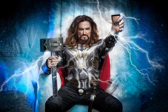  Nam diễn viên Ukraine Nikita Dzhigurda đóng vai thần sấm Thor trong quảng cáo điện thoại thông minh Highscreen. 