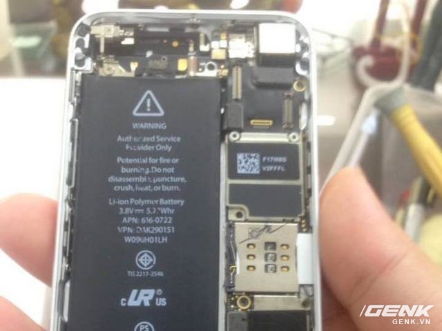  Một chiếc iPhone trông có vẻ lành lặn... 