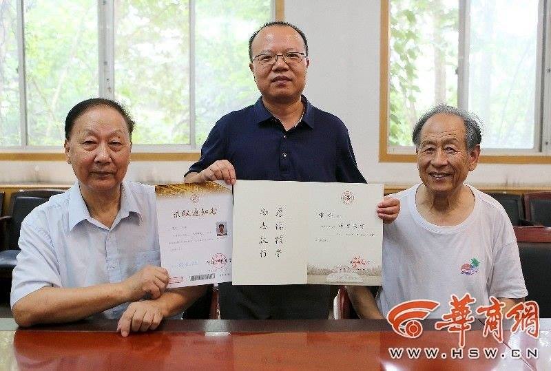  Hai vị giáo sư cùng kí vào tờ giấy báo nhập học cho Chang. 