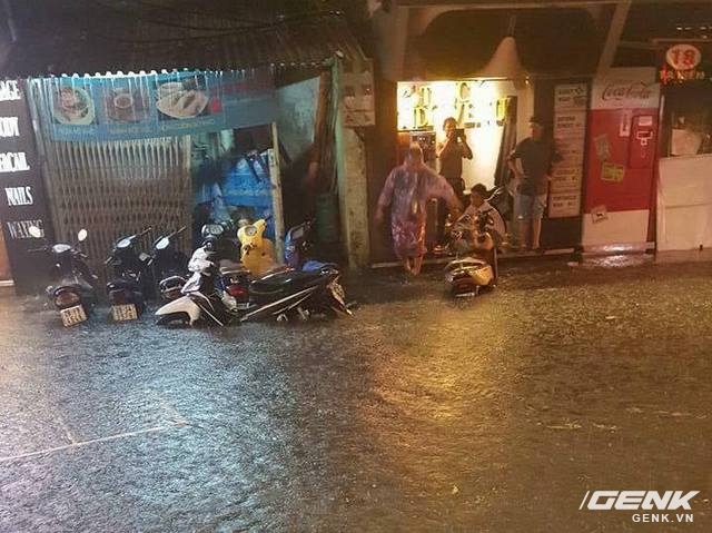  Chiều tối nay (18/8), mưa lớn khiến Thủ đô Hà Nội ngập trong biển nước 