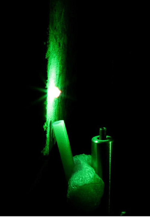 Bê tông phát ra ánh sáng khi được chiếu sáng bằng tia laser. Dựa vào các bước sóng của ánh sáng chúng phát ra, có thể phân tích các nguyên tố như clo và carbon.