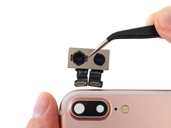  Tiếp theo, cụm camera kép của iPhone 7 Plus được tháo ra. Hai camera với hai cảm biến, hai ống kính, hai bộ ổn định hình ảnh quang học và hai cáp nối riêng rẽ hoàn toàn. 