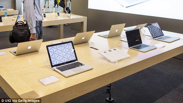  Những chiếc máy tính công cộng cho người dùng thử tại cửa hàng của Apple. 