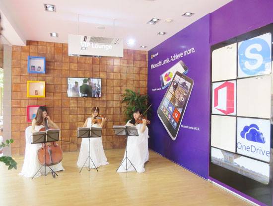  Microsoft Store tại thời điểm khai trương ngày 18/6/2015. Ảnh: Nguyên Đức. 