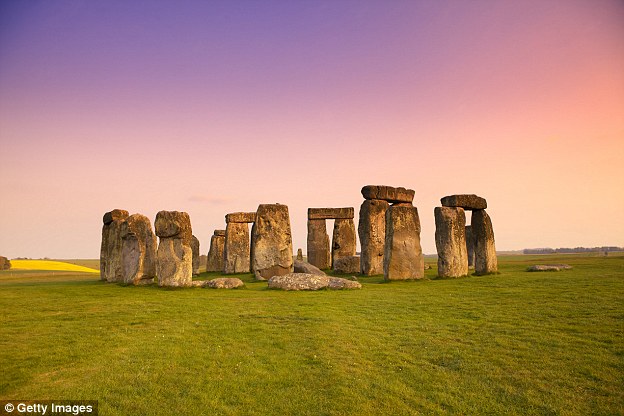  Người Beaker được biết tới với việc chỉnh sửa Stonehenge, thêm 2 vòng tròn đồng tâm không hoàn thiện tại trung tâm khu vực này. 