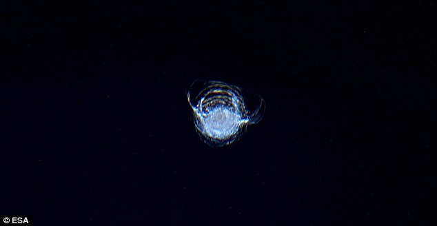  Vết rạn khoảng 7 mm trên cửa kính của trạm ISS, đằng sau là khoảng tối của vũ trụ vô tận. 
