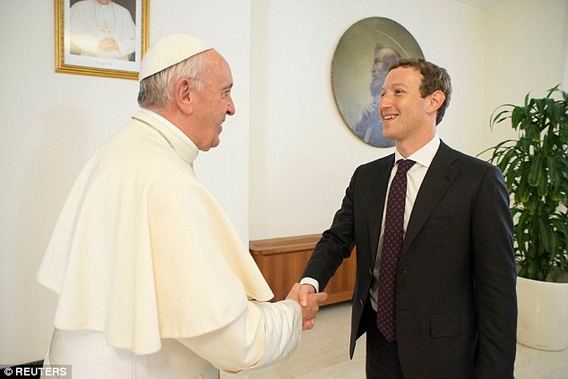  Mark Zuckerberg dang gặp Giáo Hoàng.​ 