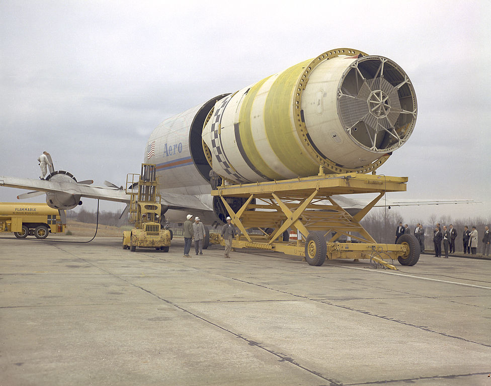  Năm 1965, “Cá bảy màu mang thai” đã chở S-IV – tầng thứ hai của tên lửa “Saturn I” 